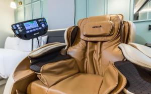 a leather chair with a cell phone sitting on it at Uijeongbu Hotel Bene in Ŭijŏngbu-yŏk