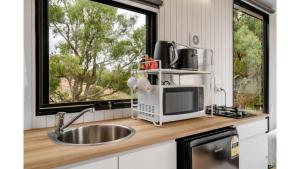 Kuchyň nebo kuchyňský kout v ubytování The Meadows Tiny House by Tiny Away + 10 fotografií