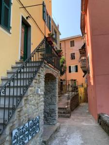 an alley with a staircase in a building at Casa Vacanze Caterina in Corniglia +7 photos