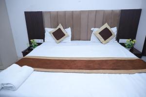 Hotel Green Apple BAREILLY客房内的一张或多张床位