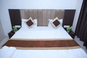 Hotel Green Apple BAREILLY客房内的一张或多张床位