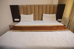 Hotel Green Apple BAREILLY客房内的一张或多张床位