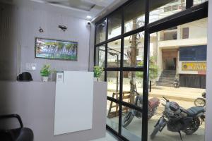 Hotel Green Apple BAREILLY的电视和/或娱乐中心