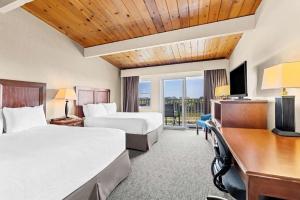 a hotel room with two beds and a desk at Best Western Vista Manor Lodge in Fort Bragg +142 photos