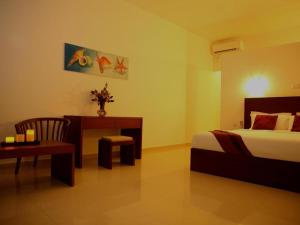 Postel nebo postele na pokoji v ubytování Whispering Palms Hotel