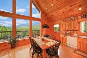 een keuken en eetkamer met een tafel en stoelen bij Bearfoot Memories Holiday home in Gatlinburg
