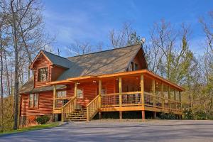 een groot houten huis met een groot terras bij Bearfoot Memories Holiday home in Gatlinburg