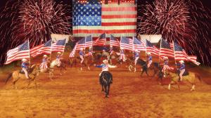 een groep mensen op paarden die Amerikaanse vlaggen vasthouden bij Bearfoot Memories Holiday home in Gatlinburg