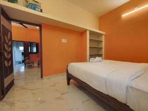 Postel nebo postele na pokoji v ubytování EESHA Inn - A Premium Home stay Near Temple