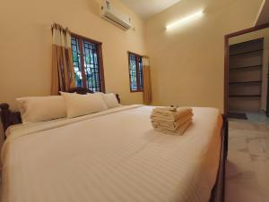 Postel nebo postele na pokoji v ubytování EESHA Inn - A Premium Home stay Near Temple