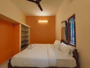 Postel nebo postele na pokoji v ubytování EESHA Inn - A Premium Home stay Near Temple