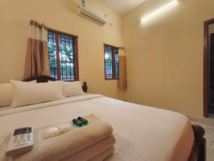 Postel nebo postele na pokoji v ubytování EESHA Inn - A Premium Home stay Near Temple