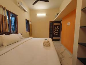 Postel nebo postele na pokoji v ubytování EESHA Inn - A Premium Home stay Near Temple