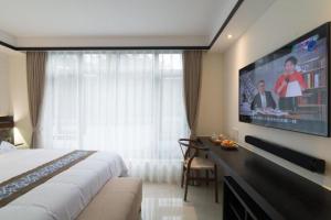 Televiisor ja/või meelelahutuskeskus majutusasutuses Hangzhou Teavilla Hotel