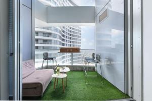 Habitación con sofá y sillas en el balcón. en Spacious 3BR Duplex w Balcony in City Center with Mamad by Sea N' Rent, en Tel Aviv 30 fotos más