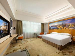Μια τηλεόραση ή/και κέντρο ψυχαγωγίας στο Vienna Hotel Guangzhou Luochongwei Bus Station Branch