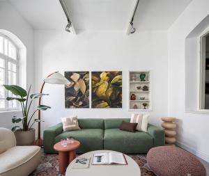 Posezení v ubytování The Gem of Neve Tzedek Stylish Home by Sea N' Rent
