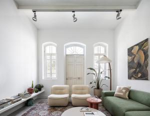 Posezení v ubytování The Gem of Neve Tzedek Stylish Home by Sea N' Rent