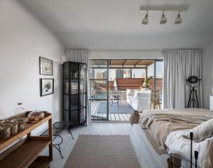 Postel nebo postele na pokoji v ubytování The Gem of Neve Tzedek Stylish Home by Sea N' Rent