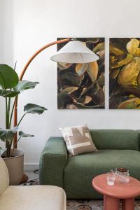 Posezení v ubytování The Gem of Neve Tzedek Stylish Home by Sea N' Rent