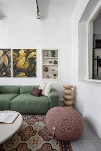 Posezení v ubytování The Gem of Neve Tzedek Stylish Home by Sea N' Rent