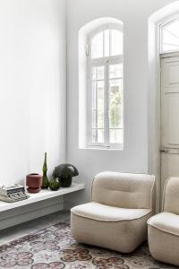 Posezení v ubytování The Gem of Neve Tzedek Stylish Home by Sea N' Rent