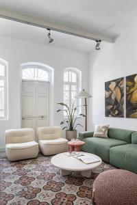 Posezení v ubytování The Gem of Neve Tzedek Stylish Home by Sea N' Rent