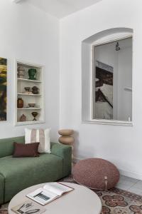 Posezení v ubytování The Gem of Neve Tzedek Stylish Home by Sea N' Rent