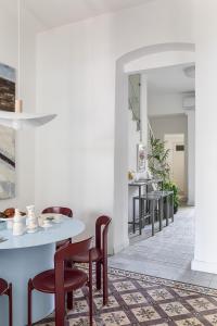 Posezení v ubytování The Gem of Neve Tzedek Stylish Home by Sea N' Rent