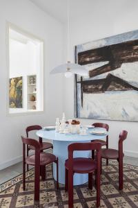 Fotografie z fotogalerie ubytování The Gem of Neve Tzedek Stylish Home by Sea N' Rent v destinaci Tel Aviv