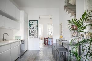 Kuchyň nebo kuchyňský kout v ubytování The Gem of Neve Tzedek Stylish Home by Sea N' Rent