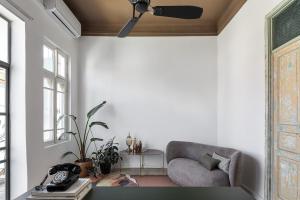 Posezení v ubytování The Gem of Neve Tzedek Stylish Home by Sea N' Rent