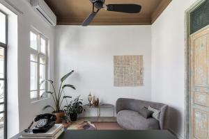 Posezení v ubytování The Gem of Neve Tzedek Stylish Home by Sea N' Rent