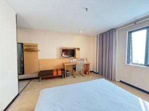 厦门7 Days Premium·Xiamen Airport Xianglu的一间医院间,配有一张床和一张书桌