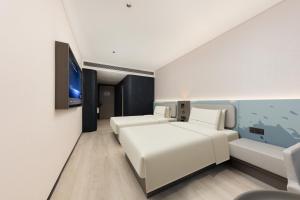 Postel nebo postele na pokoji v ubytování Atour Light Hotel Shanghai Pudong Airport Shixin Road