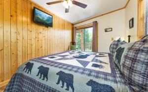 une chambre avec un lit avec une couette dessus dans l'établissement Grand View Mountain Chalet, à Gatlinburg 41 autres photos