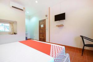Ban Tha KupOYO 1091 Sabye Dee Resort @soikotang的一间卧室，墙上有一张床和一台电视 更多36张照片