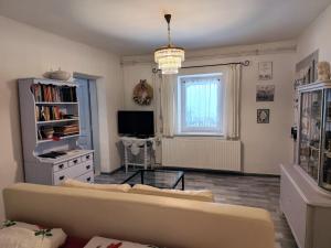 salon z kanapą i telewizorem w obiekcie Ferienhaus Somloi Sellö w mieście Somlószőlős
