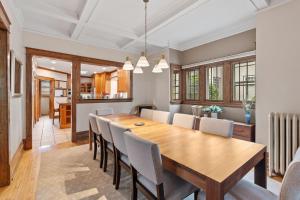 Un comedor con mesa y sillas de madera. en Harriet House, en Minneapolis
