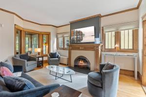 Una sala de estar con chimenea y televisión. en Harriet House, en Minneapolis
