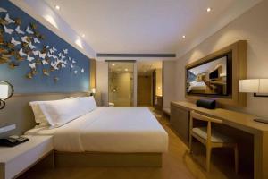 A bed or beds in a room at Crystal Orange Hangzhou Alibaba Future Technology City Hotel