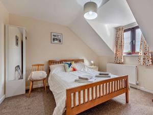 Postel nebo postele na pokoji v ubytování 4 Bed in Wareham 77511