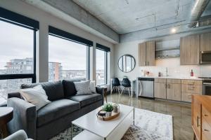 a living room with a couch and a kitchen at Sable 704 - One Bedroom in Minneapolis