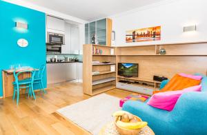 uma sala de estar com um sofá azul e uma cozinha em Mar Suite Apartments - Center em Viena