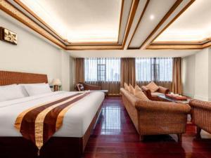 a hotel room with a bed and a couch at Kunming Tailong Hongrui Hotel in Kunming +232 photos