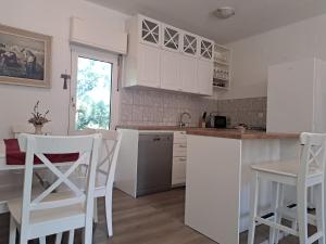 Kuchyň nebo kuchyňský kout v ubytování Forest Queen - Village holiday home