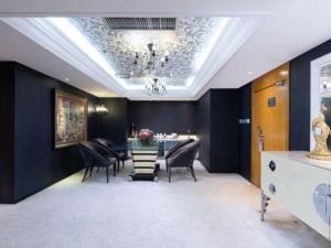 a dining room with a table and chairs at Nanning Sanzan Hotel in Nanning