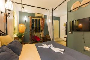 une chambre avec un lit avec deux serviettes blanches dessus dans l'établissement Gecko Hotel, à Hanoï