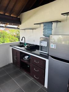 Kuchyň nebo kuchyňský kout v ubytování Surf Bali Villa