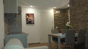 d'une salle à manger avec une table et un mur en pierre. dans l'établissement Nice Livings Gioia, à Milan